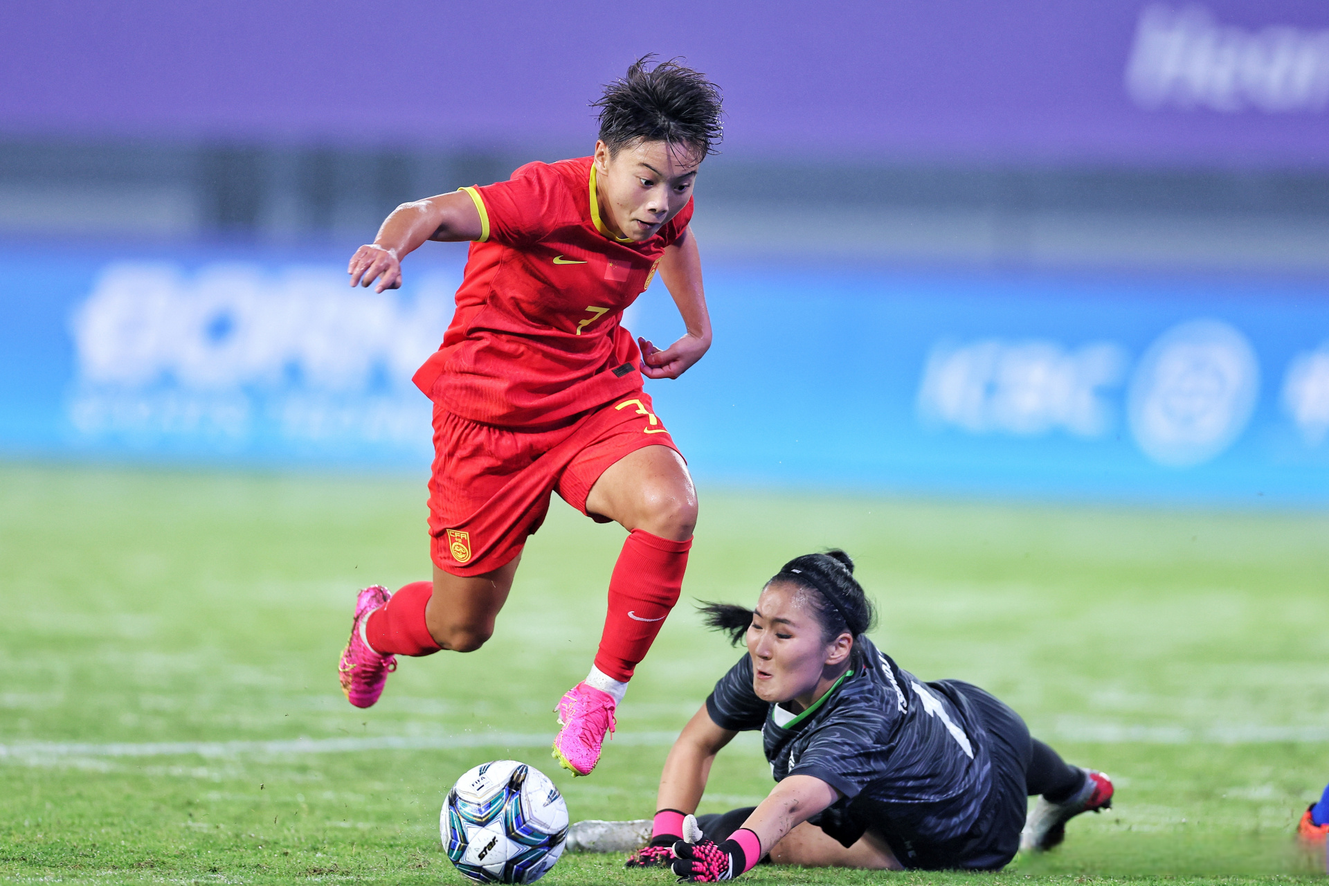 半岛体育入口-女子足球比赛中,中国队表现出色夺冠的是谁